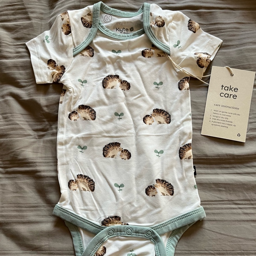 BNWT Kyte Baby Bamboo bodysuit hedgehogs green cream 0-3 mo